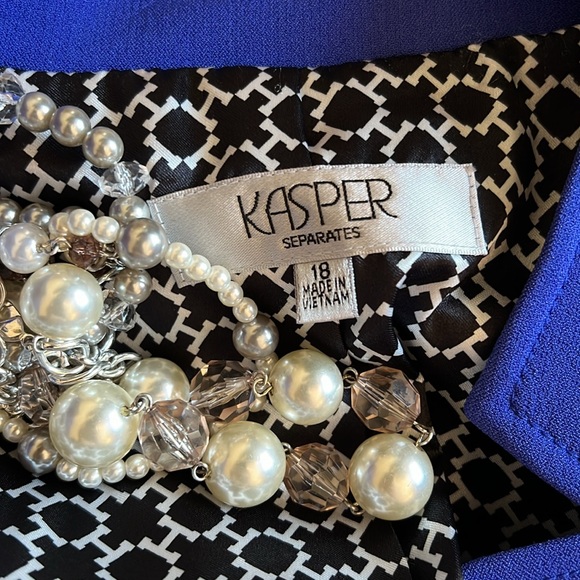 Blue jacket. - Picture 13 of 17